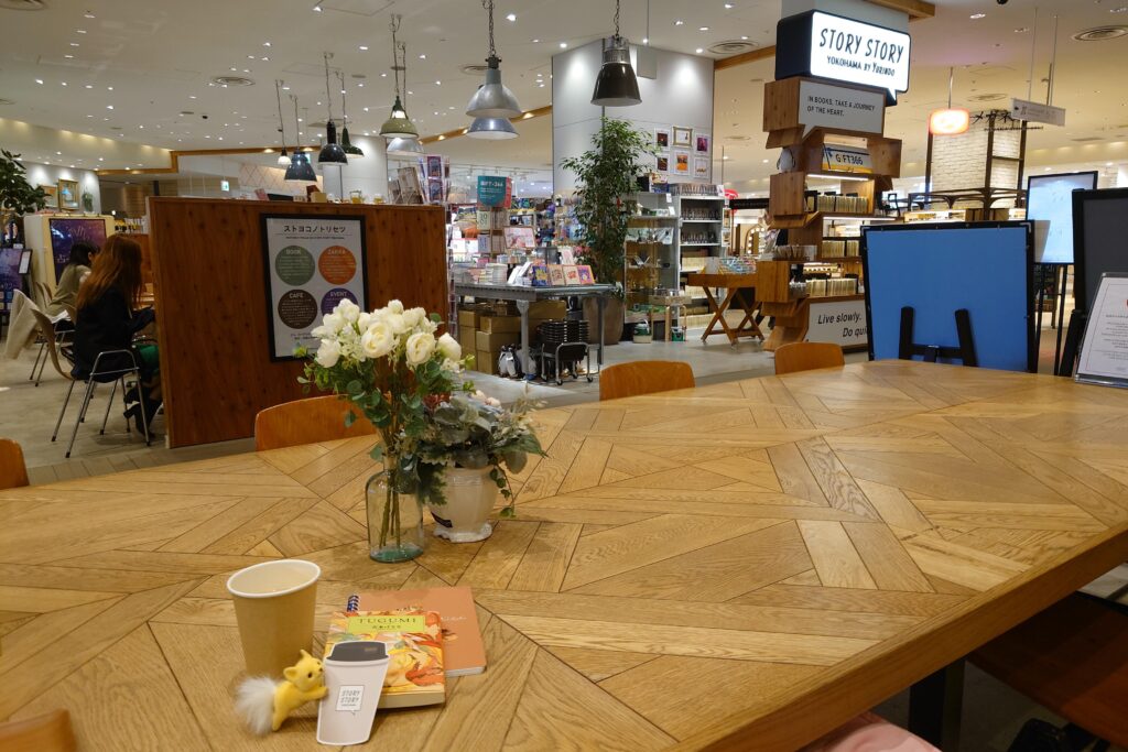 横浜読書会konkon第1回読書会会場桜木町駅すぐの「STORY STORY YOKOHAMA」のカフェ
