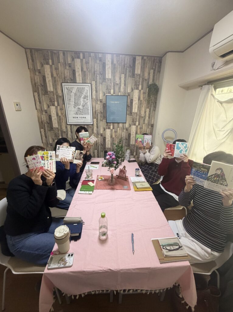 読書会に集まる女性メンバー